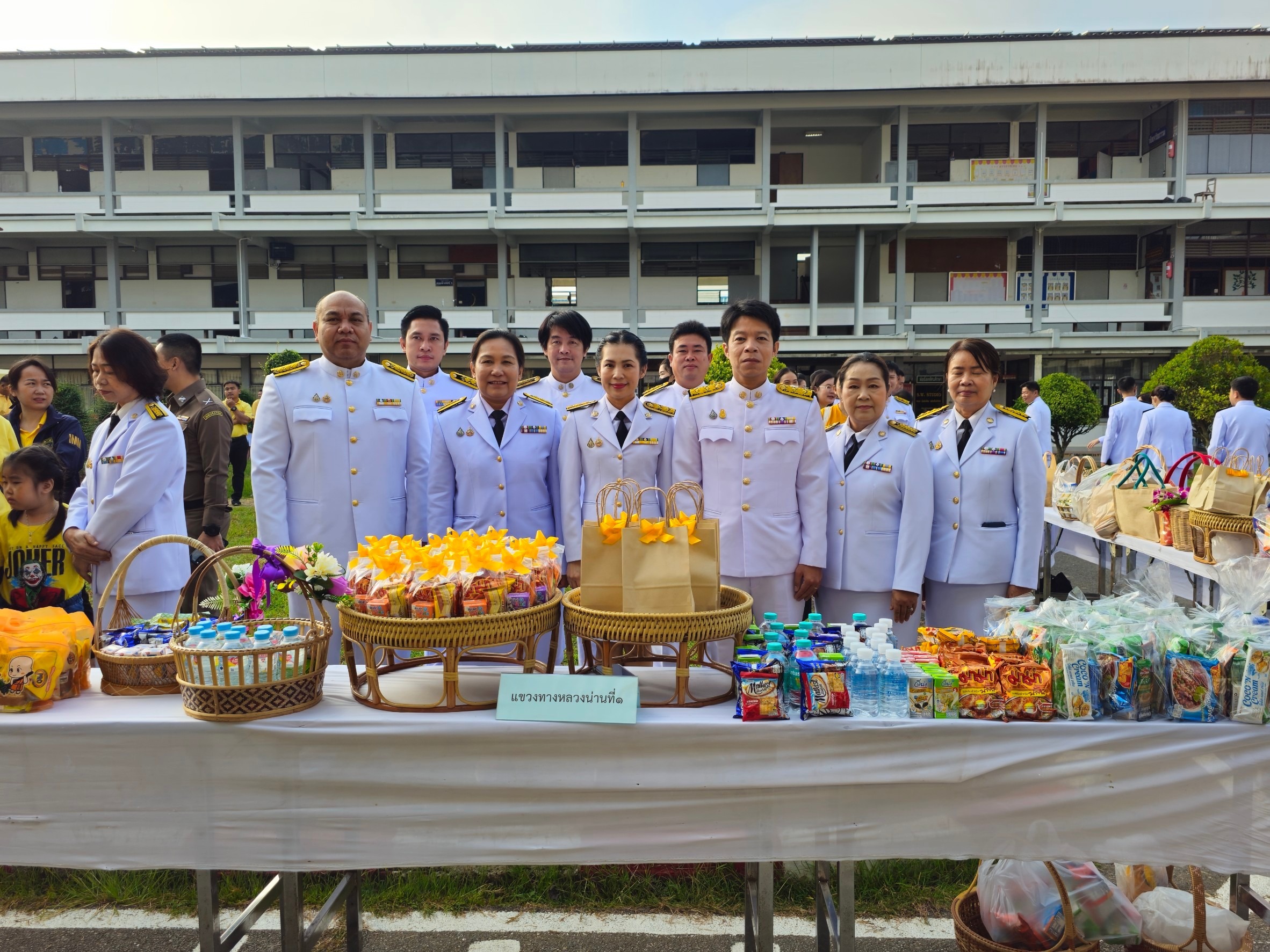 ร่วมพิธีทำบุญตักบาตรถวายเป็นพระราชกุศล เนื่องในวันคล้ายวันพระบรมราชสมภพ พระบาทสมเด็จพระบรมชนกาธิเบศร มหาภูมิพลอดุลยเดชมหาราช